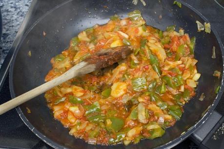 Raviolis de atún y tomate con salsa de verduras