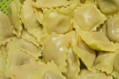 Raviolis de atún y tomate con salsa de verduras