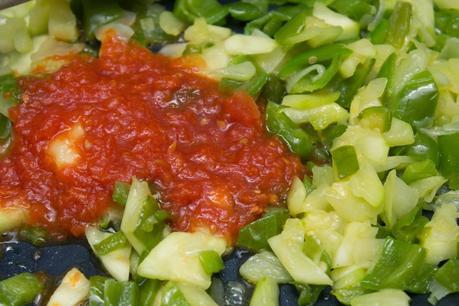Raviolis de atún y tomate con salsa de verduras