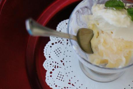 Mousse de mascarpone con fondo de crema de limoncello