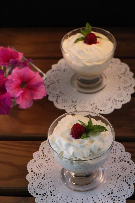 Mousse de mascarpone con fondo de crema de limoncello