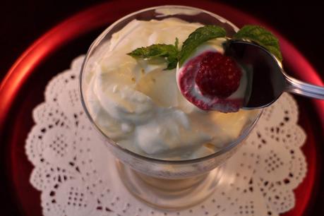 Mousse de mascarpone con fondo de crema de limoncello