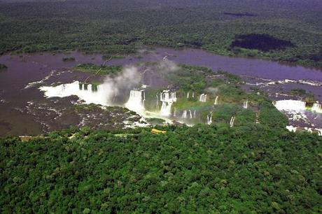 El Dorado con el fondo espectacular de las Cataratas del Iguazú.