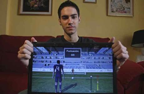 El estudiante de la Universidad de Alicante Roberto Gómez crea un videojuego de fútbol adaptado a personas con parálisis cerebral