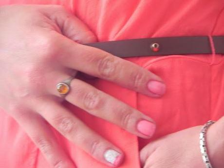 A todo coral: Look, manicura y outfit
