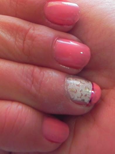 A todo coral: Look, manicura y outfit