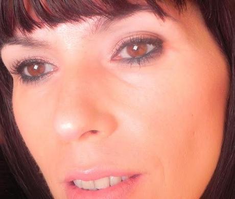 A todo coral: Look, manicura y outfit