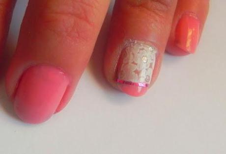 A todo coral: Look, manicura y outfit