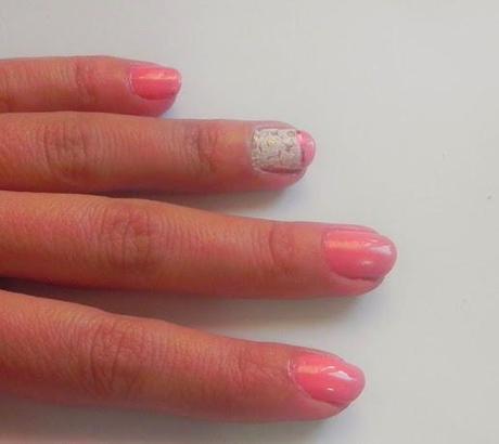 A todo coral: Look, manicura y outfit