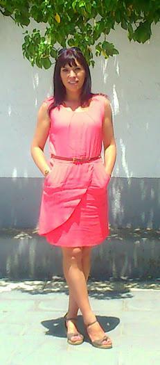 A todo coral: Look, manicura y outfit