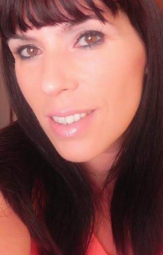 A todo coral: Look, manicura y outfit