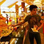 Marc Márquez desayunando después de madrugar mucho