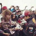Marc Márquez ya firma autógrafos en Sachenring