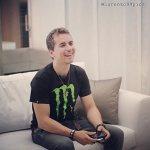 Jorge Lorenzo como un niño disfruta de los videojuegos