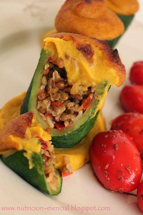 Calabacín relleno de lentejas y basmati, con crema de zanahoria y tomates braseados