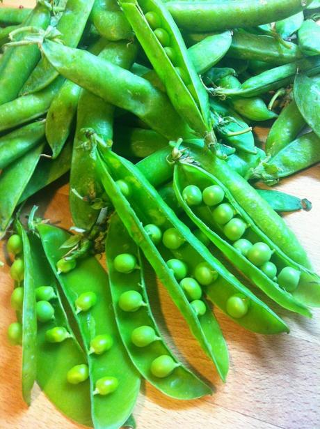 Guisantes En Salsa Verde Con Huevo Pochado Y Jamón