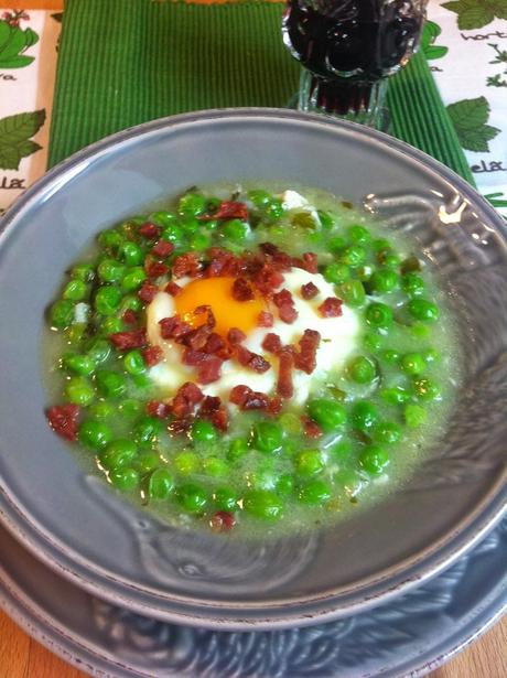 Guisantes En Salsa Verde Con Huevo Pochado Y Jamón