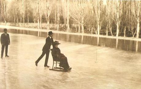 Alfonso XIII y Victoria Eugenia patinando en la Casa de Campo, Madrid 