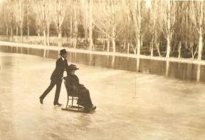 Alfonso XIII y Victoria Eugenia patinando en la Casa de Campo, Madrid
