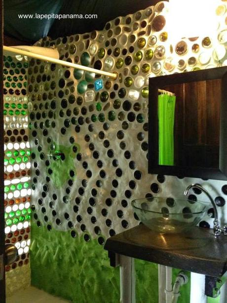 Baño de cabaña ecológica construida con botellas de vidrio y plástico en Las Lajas, Panamá