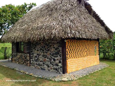 Cabaña ecológica en Las Lajas, Panamá hecha de botellas de vidrio, plástico, piedras, madera y paja