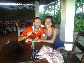 Fabio y Rika construyeron la cabaña ecológica de botellas de vidrio y plástico en Las Lajas, Panamá