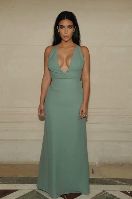 Kim Kardashian tan discreta as usual con un vestido verde agua de Valentino en el desfile de la firma.