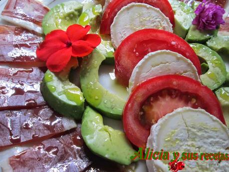 ENSALADA TIPO CAPRESE CON AGUACATE