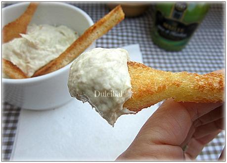 DIP DE ATÚN Y QUESO CON CUCHARITAS DE PAN
