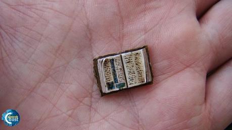 Coloured Dust: How to paint small book? 