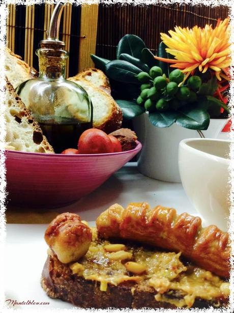 Tosta de salchichas blancas sobre crema de verduras con piñones 3