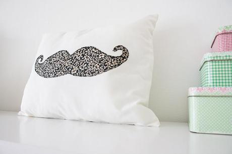 cojín bigote1