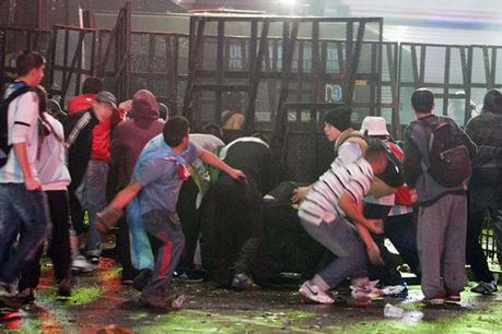 Hinchas detenidos en Argentina, 50 policías heridos