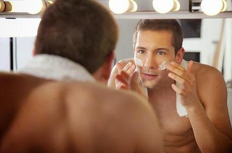 Ellos también se cuidan: 8 puntos para cuidar la apariencia personal Man in mirror (1)