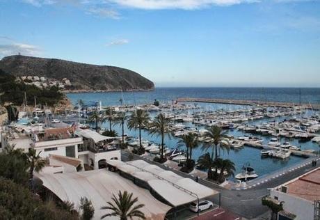 Recorriendo la costa de Moraira hacia Calpe Recorriendo la costa de Moraira hacia Calpe