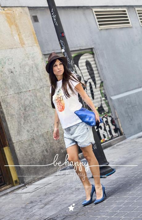 street style barbara crespo be happy tshirt a bicyclette fashion blogger outfit blog de moda