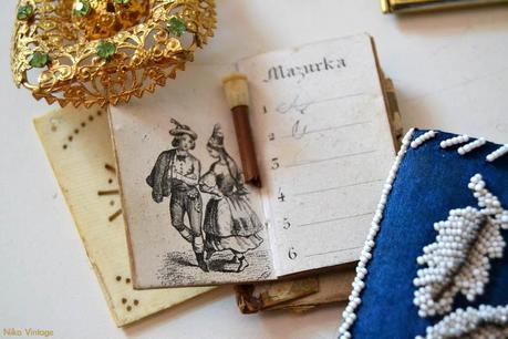 carnet de baile hueso, cuaderno de baile, broche dorado antiguo, grabado