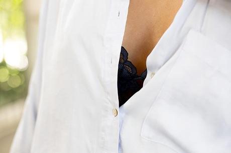 OUTFITS, guipur, zara shorts, zara sales, oversized shirt. masculine style, frinde bag suiteblanco, La morenita complements, clea earrings, zara leo studded sandals, daniel wellington, lace bra zara. cristina blanco, guiadeestilo, guia de estilo blog, 