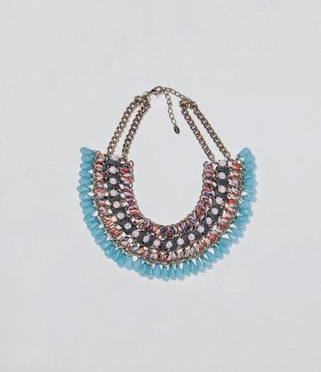 El accesorio imprescindible del verano es el collar tribal.