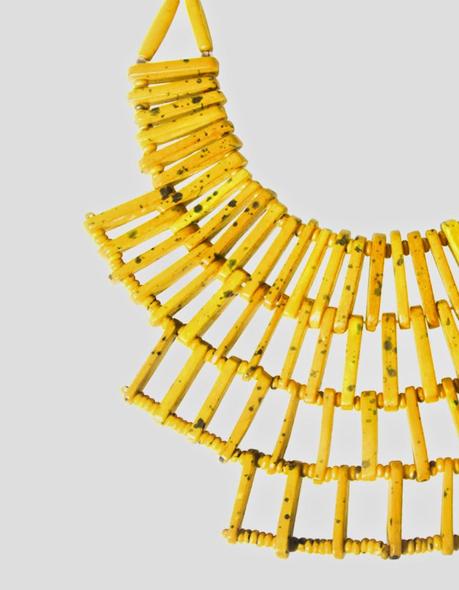 El accesorio imprescindible del verano es el collar tribal.