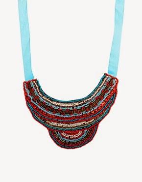 El accesorio imprescindible del verano es el collar tribal.