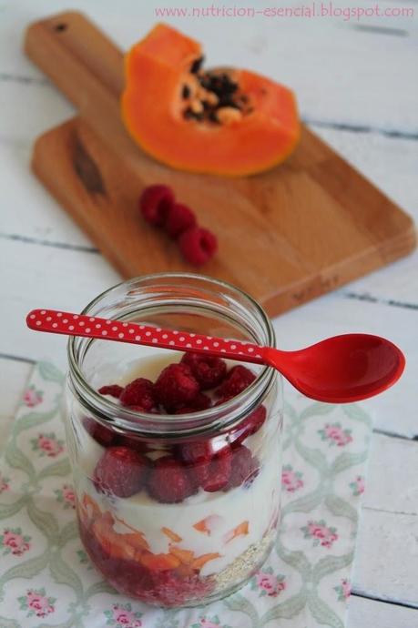 Un desayuno perfecto: parfait de papaya y frambuesa.