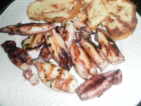 blog soloyo, calamares, plancha, grill, aceite, ajo, perejil, sal, pan al ajo, cocina, receta, 