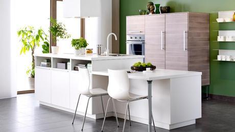 Moderna cocina blanca con isla y frentes VEDDINGE y BROKHULT