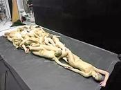 Botella creativa formada cuerpos femeninos