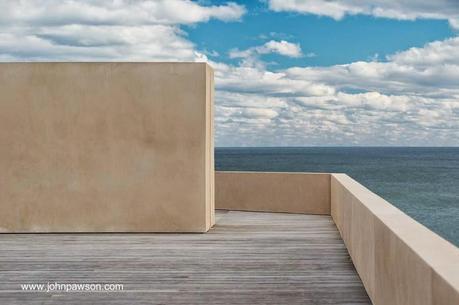 Terraza de casa contemporánea de playa en Long Island, Estados Unidos