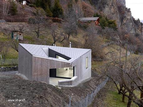 Moderno estudio contemporáneo en ladera de montana en Suiza