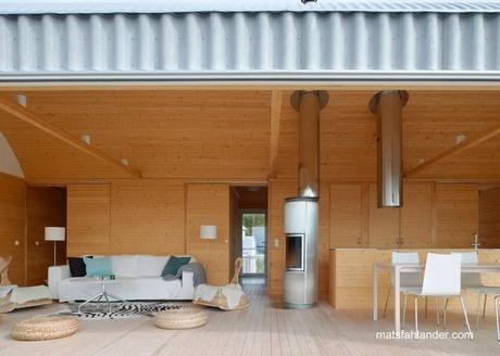 Por fuera un aspecto industrial y dentro madera de pino nórdico y diseño escandinavo Interior de casa de verano en la costa de Slavik, Suecia