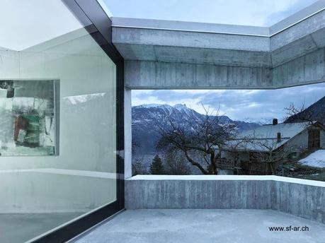 Terraza balcón en casa contemporánea de hormigón armado en Suiza