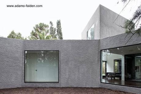 Vista de un sector de la residencia con grandes aberturas vidriadas Sector de casa minimalista en Benavídez, Buenos Aires, Argentina